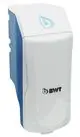 Weißes Gerät mit blauer Seite, gekennzeichnet mit dem BWT-Logo. Es hat eine abgerundete Form und eine glatte Oberfläche. Ideal zur Wasseraufbereitung oder Dosierung.